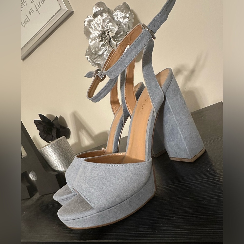 NWOT Madden Girl Platform Sandal